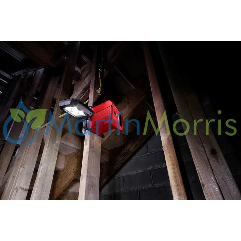 Lámpara de área Led M18 con abrazadera Milwaukee modelo 2358-20