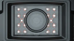 Detalle del lente y los LED infrarrojos de la cámara Wi-Fi FJD de FJ Dynamics para visión nocturna